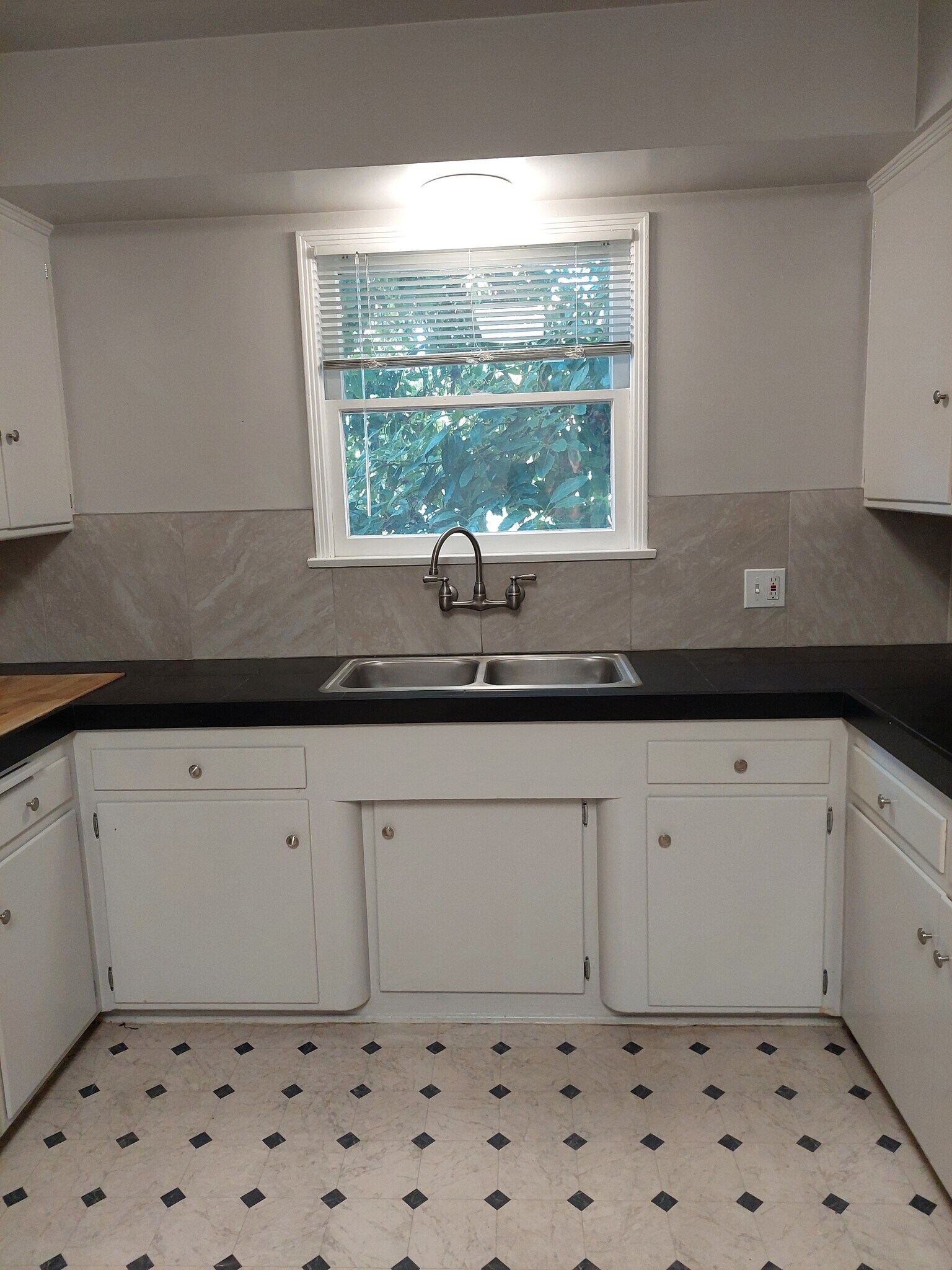 Kitchen - 404 Naranja Dr