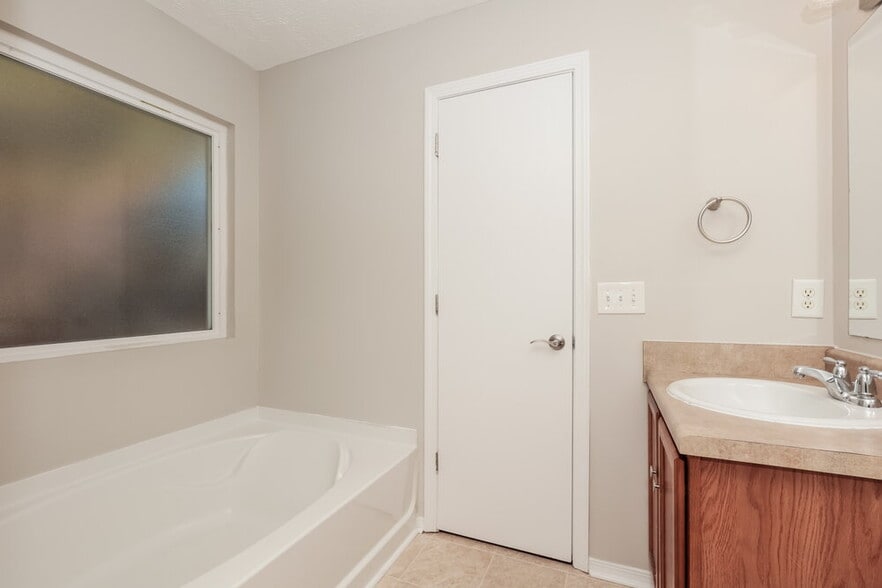 Building Photo - 4003 Randall Ln