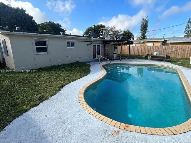 Building Photo - 6201 SW 38th Ct