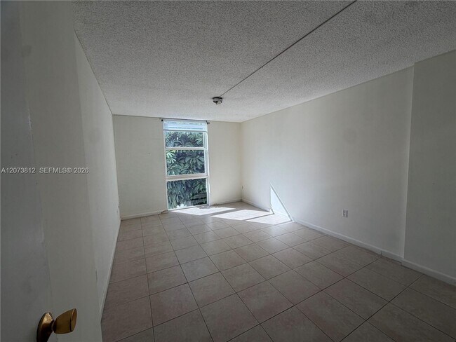 Building Photo - 16851 NE 23rd Ave