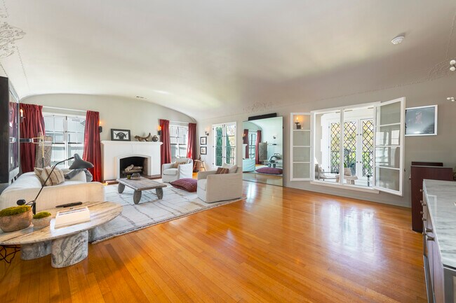 Living room - 148 S Orange Dr