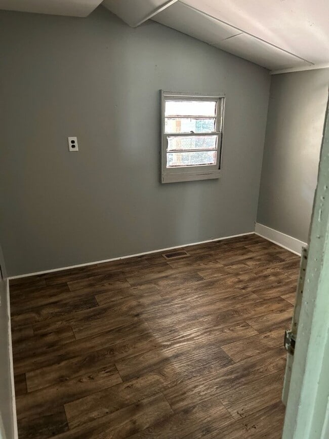 Building Photo - 3 Bedroom 1.5 Bath Home Available for Rent...