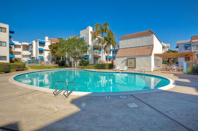 Building Photo - La Jolla Pines- Top Level 2 Bed/2 Ba Available Now!!
