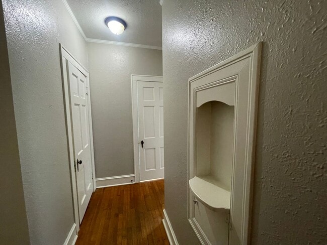 Building Photo - Charming Down Stairs Apartment In South Hi...