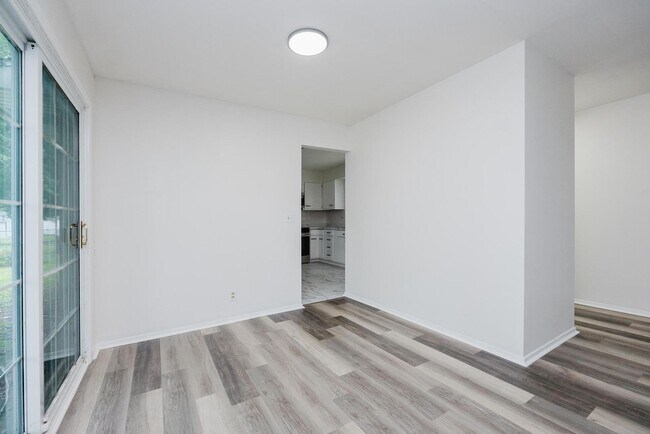 Building Photo - 2825 Hinde Ave