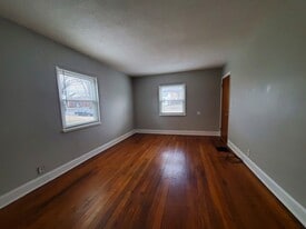 Building Photo - 250 E Beechwood Ave