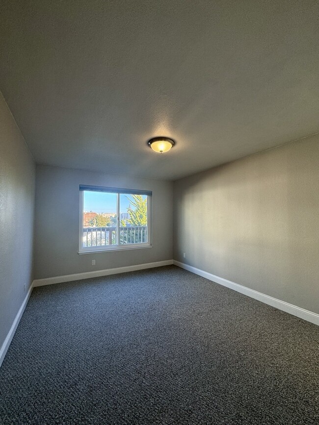 Building Photo - 1 BEDROOM w/Private quiet deck! WALK EVERY...