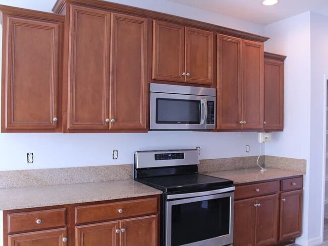 Building Photo - Welcome to this beautifully maintained home in the highly sought-after Creekwood neighborhood, wh...