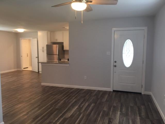 Entry/Living Room - 510 W Oak St