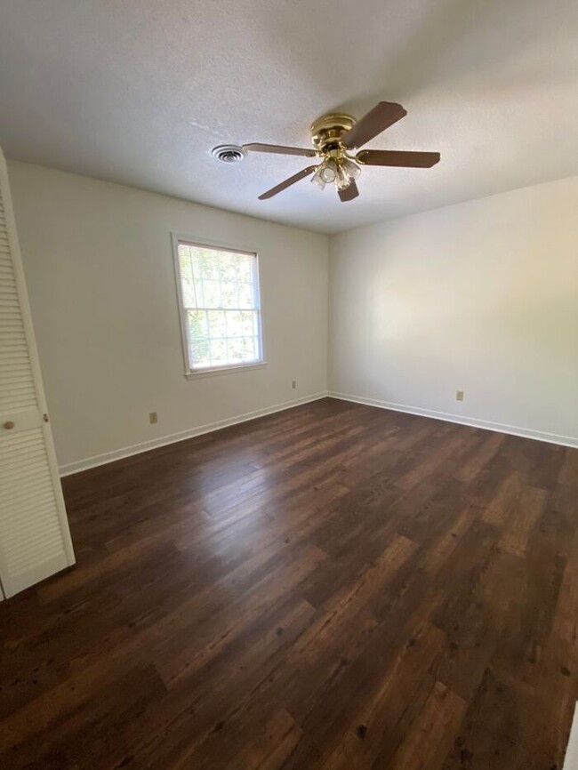 Building Photo - Remodeled 2 bedroom townhouse in Spartanburg!