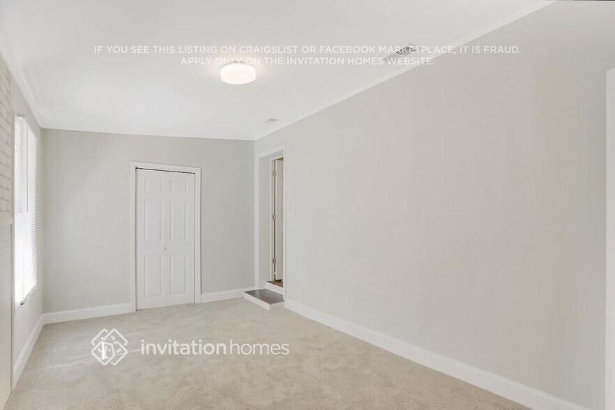 Building Photo - 2805 Mitchell Dr