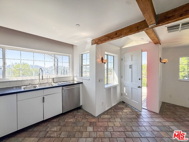 Building Photo - 3050 Knob Dr