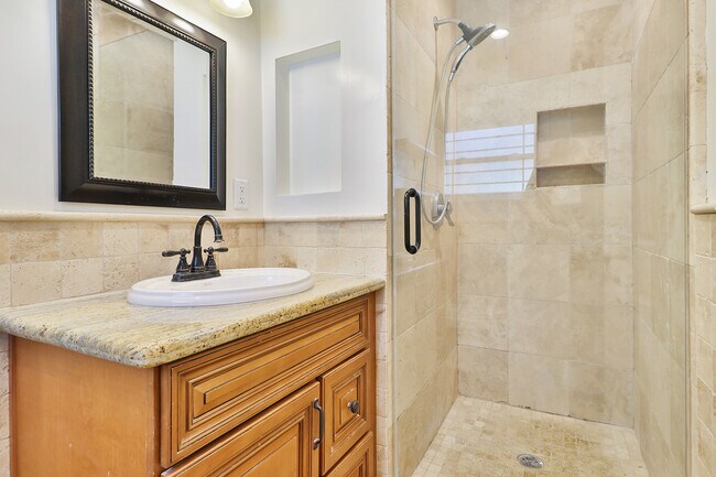 Master bath - 8601 Santa Susana Plz