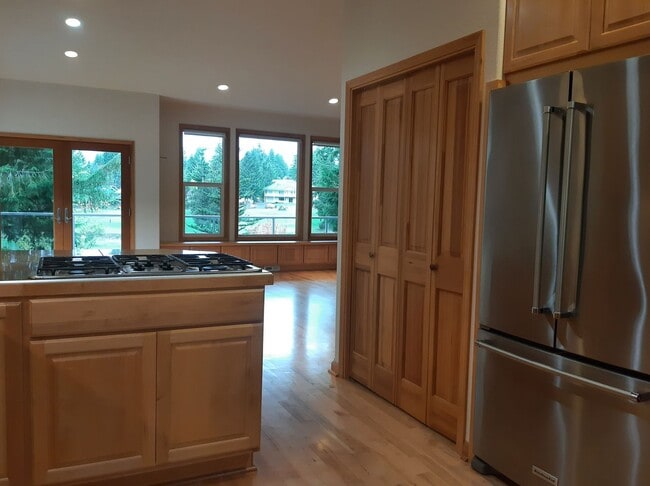Building Photo - Golf course views, 3 bed 2 bath rambler!