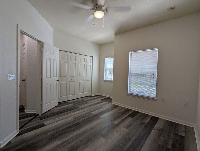Building Photo - 4833 NW 46th Pl