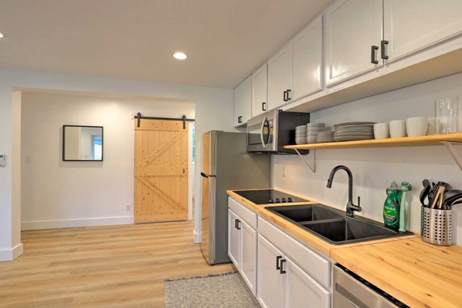 Building Photo - Black Mountain Furnished Lower Level Apart...