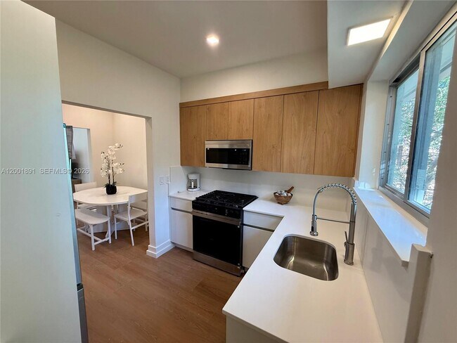 Building Photo - 1535 West Ave