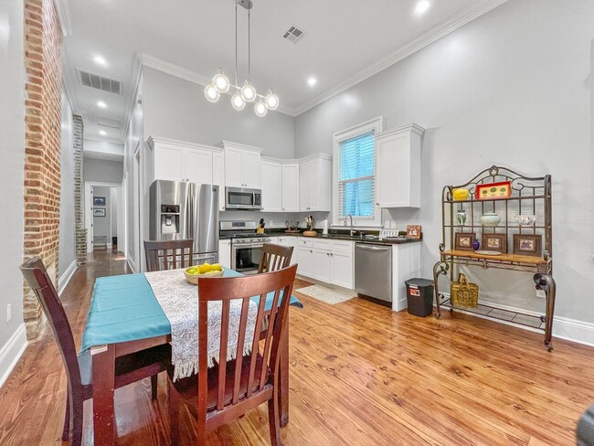 Building Photo - Well-Kept 2-Bedroom, 1-Bath Home in a Desi...