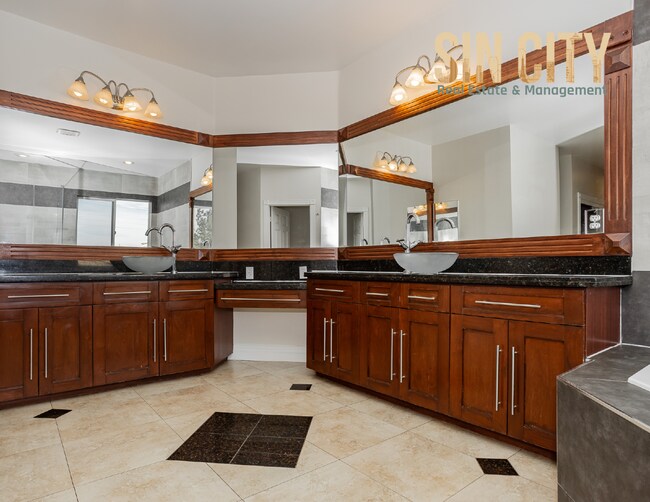 Building Photo - 4490 Zev Ct