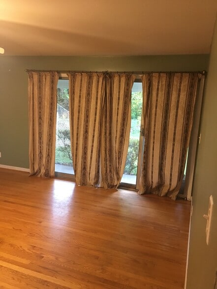 Living room - 463 Lawnview Cir
