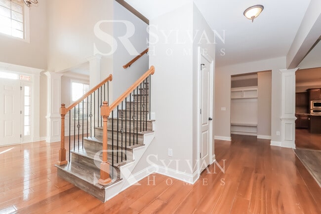 Building Photo - Immaculate 5 BR, 4.5 BA home is awaiting n...