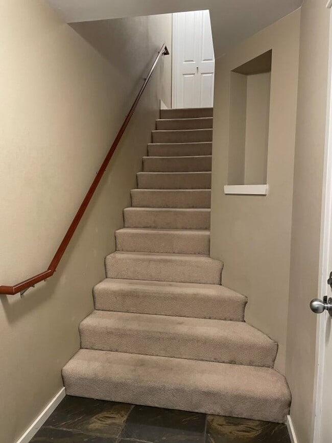 Building Photo - Stunning End Unit Townhome in desirable Redmond Ridge neighborhood; 2BD/2BA