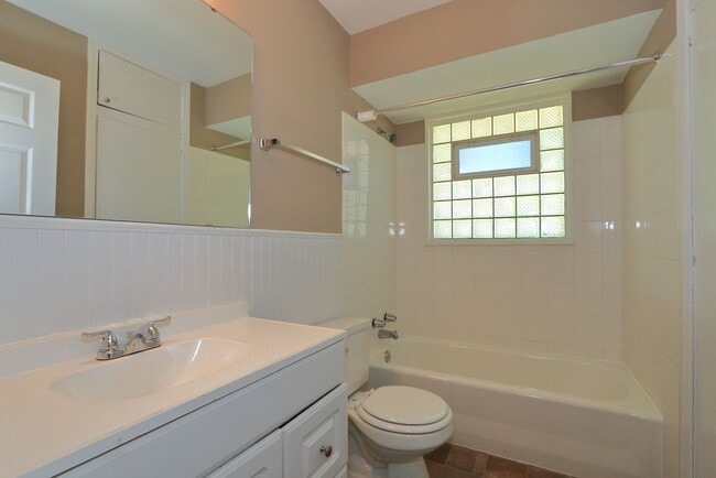 Building Photo - Charming 3 Bedroom 1 Bathroom Home