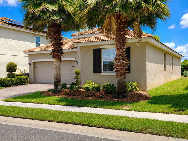 Building Photo - "Resort-Style Living in Davenport: Spacious 4-Bedroom Home with Solar Panels, Internet Included &...