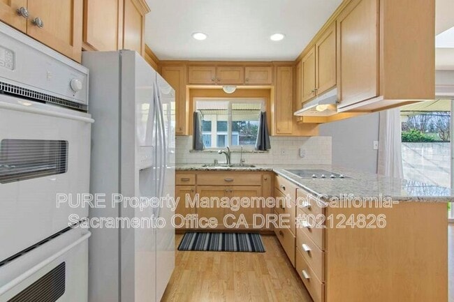 Building Photo - 8916 Fashion Dr