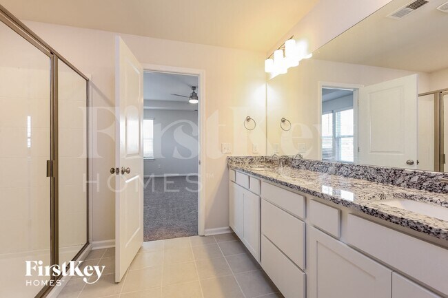 Building Photo - 557 Hillpark Ln