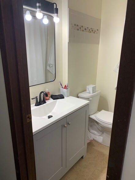 Building Photo - 617 4th St