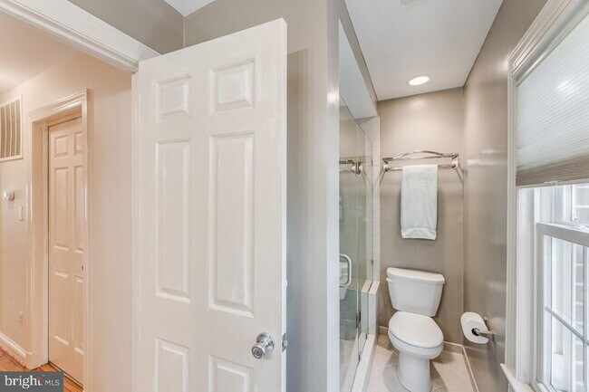 Building Photo - Waterfront Townhome Living in Sought-After Alexandria Location