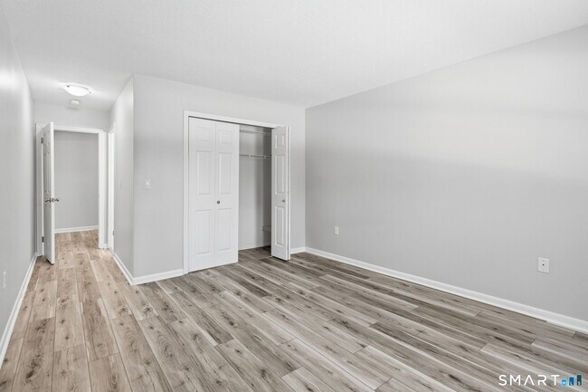 Building Photo - 808 Twin Circle Dr