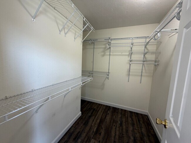 Building Photo - Spacious 4 Bedroom Home located in Woodland Hills Subdivision
