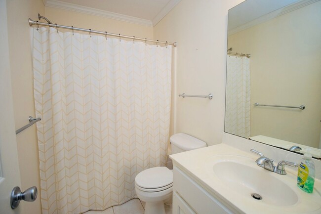 Building Photo - Charming 3 Bedroom, 2 Bathroom in Rosewood...