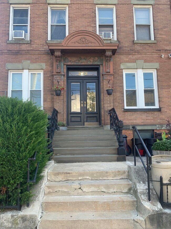 Building Photo - 272 Hancock Ave