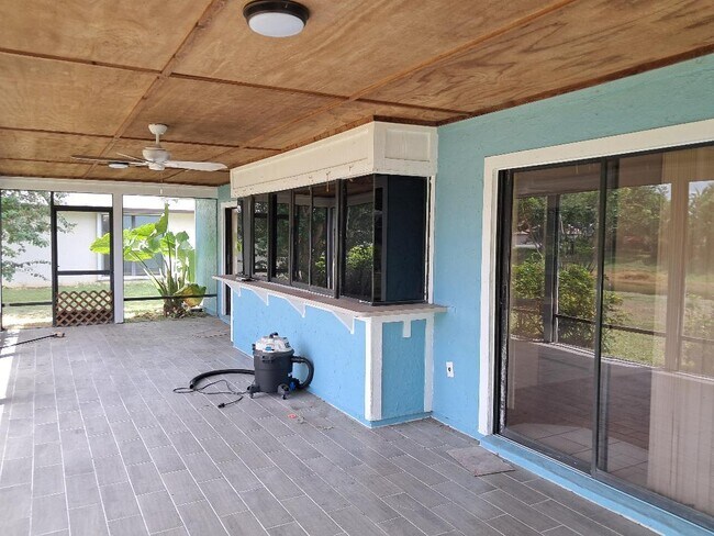 Building Photo - 462 SW Dalton Cir