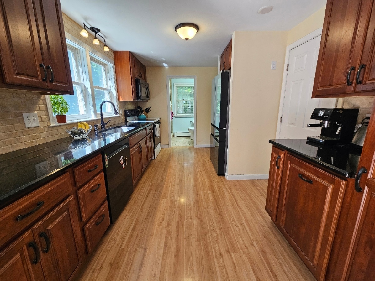 Kitchen - 11 Laurel Ln