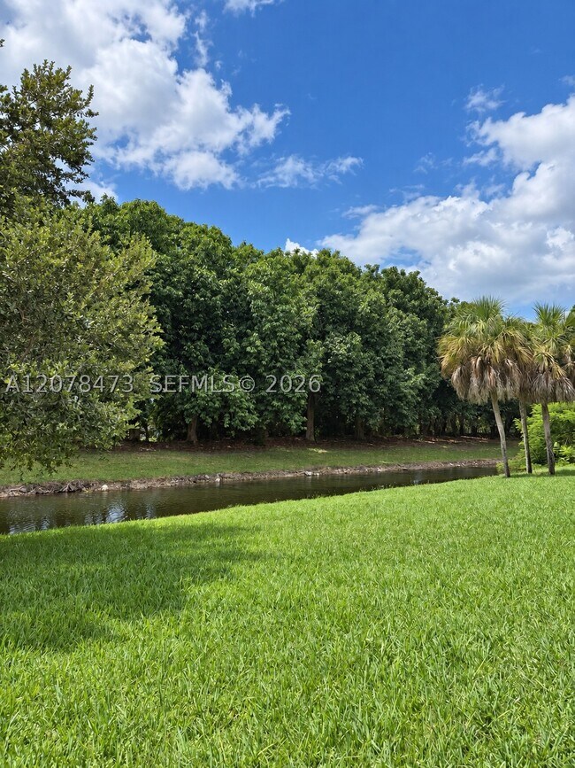 Building Photo - 205 Lakeview Dr