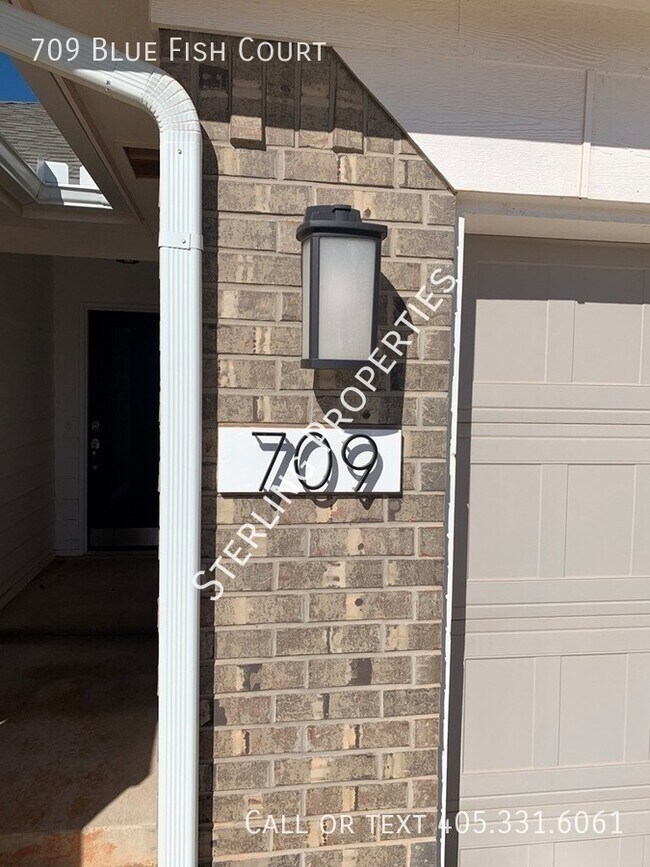 Building Photo - 709 Blue Fish Ct