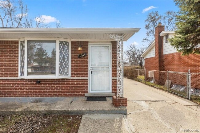 Building Photo - 10343 N Oak Dr