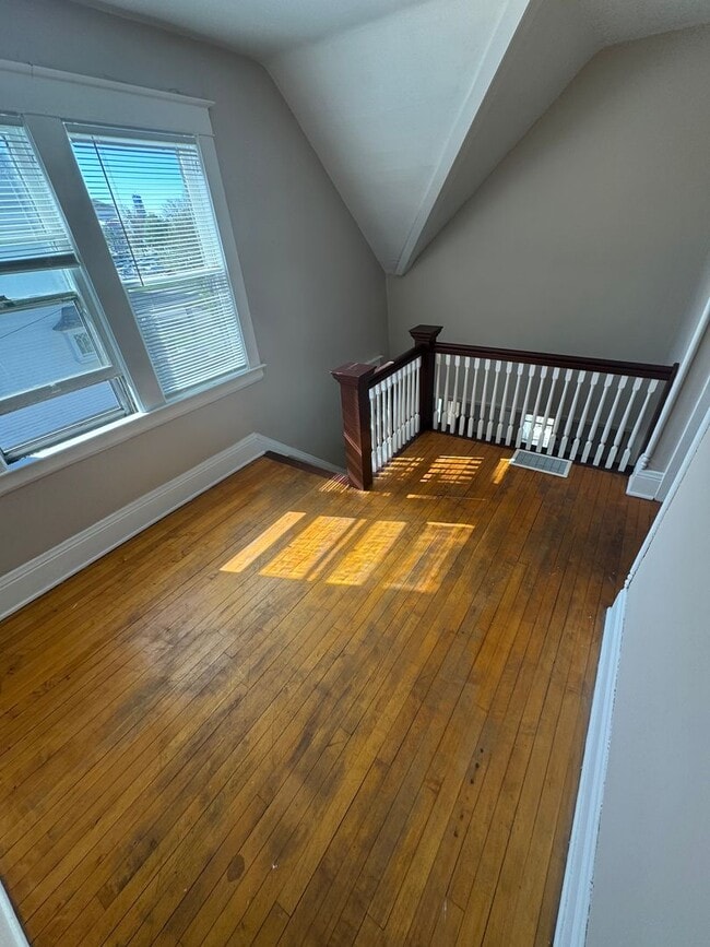Building Photo - Beautiful 3 Bedroom 1.5 Bathroom Historic ...