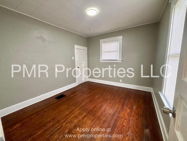 Building Photo - 2 Bedrooms / 1 Bathroom House