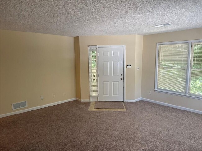 Building Photo - 1600 Oakpoint Dr SW