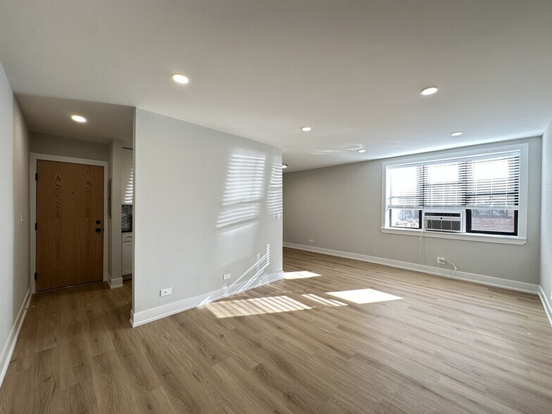 Building Photo - 535 W Aldine Ave