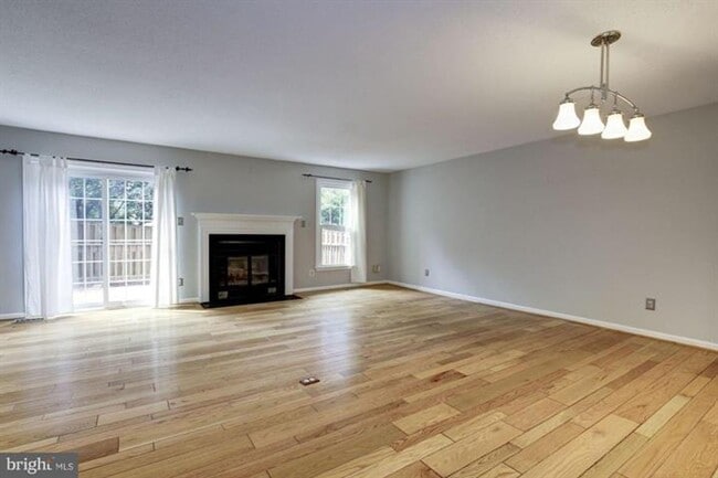 Building Photo - Two Primary Suite Townhouse