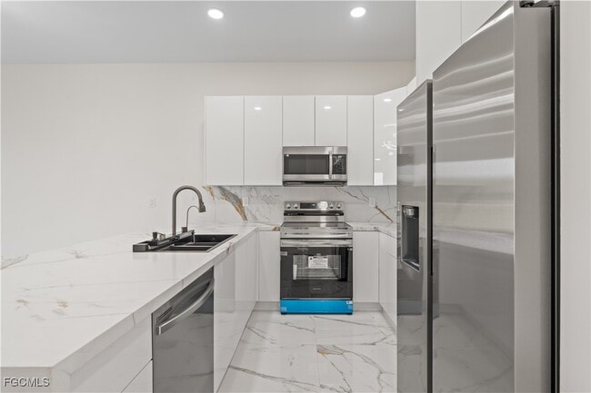Building Photo - 428 Petite Ave
