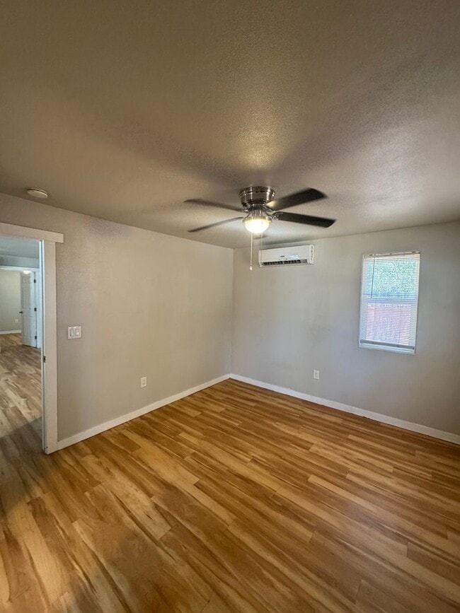 Building Photo - 3 BED 2 BATH IN REDDING