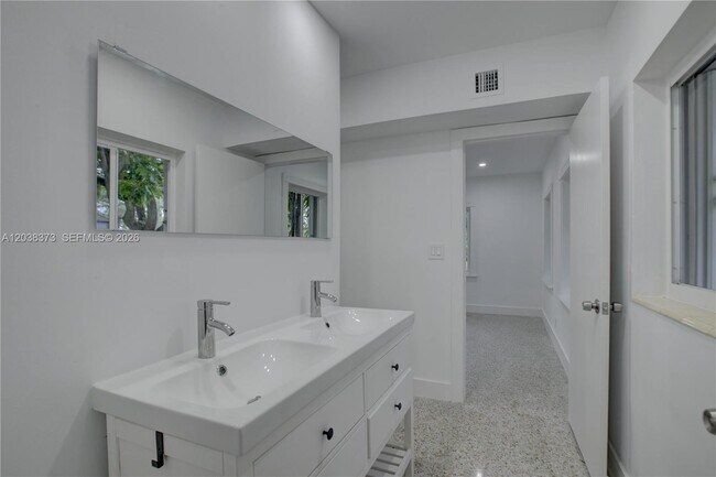 Building Photo - 616 SW 11th Ct