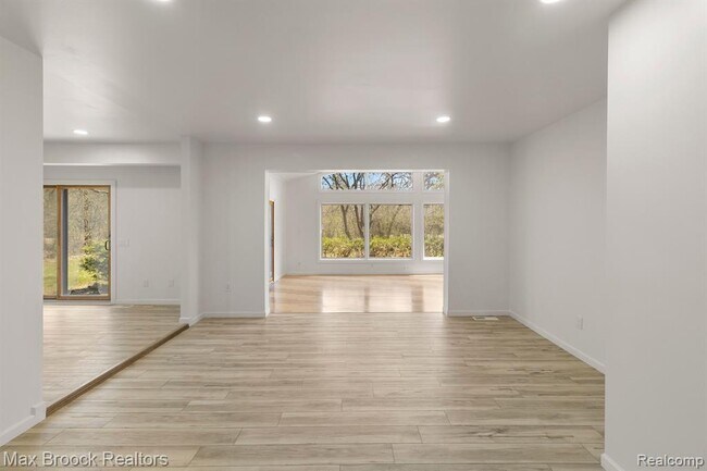 Building Photo - 6207 Nicholas Dr